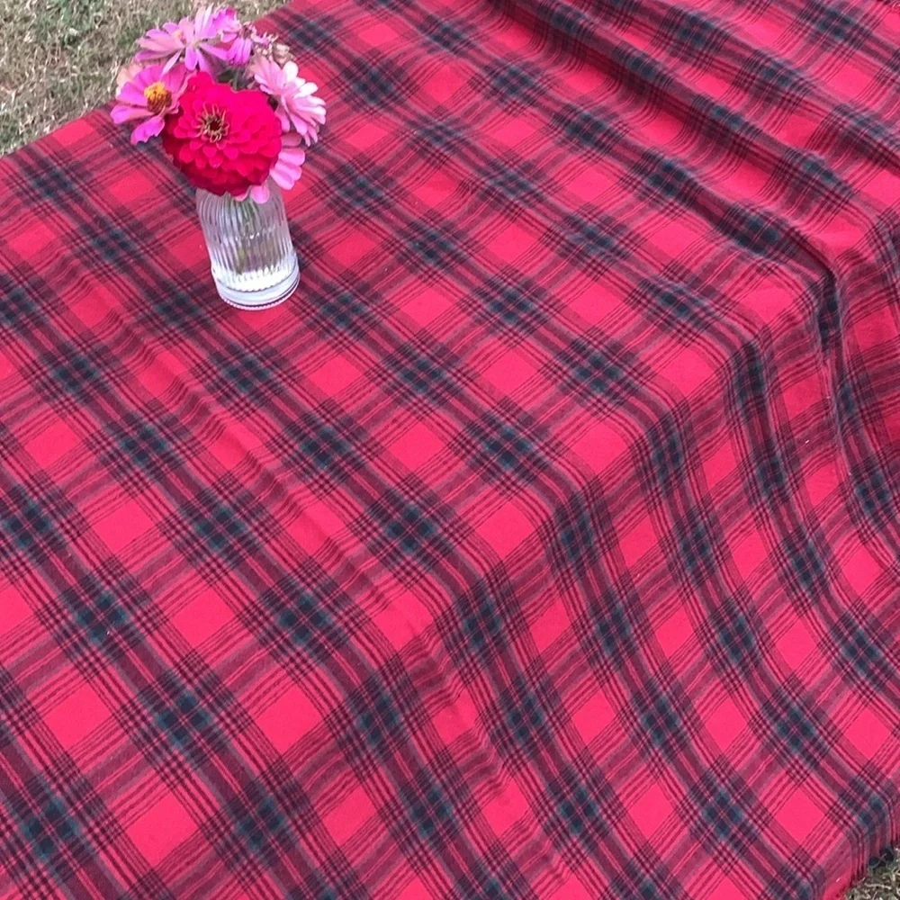 Table cover plaid‎ red green black fringed Christmas holidays